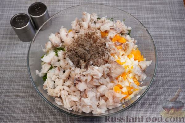 Заливной пирог с отварными яйцами, рыбой, рисом и зелёным луком