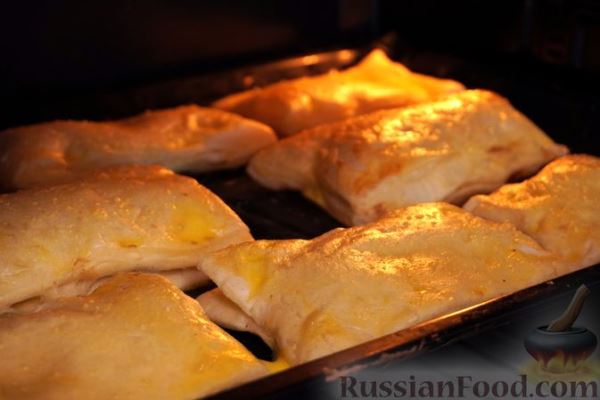 Слойки с луком и сыром