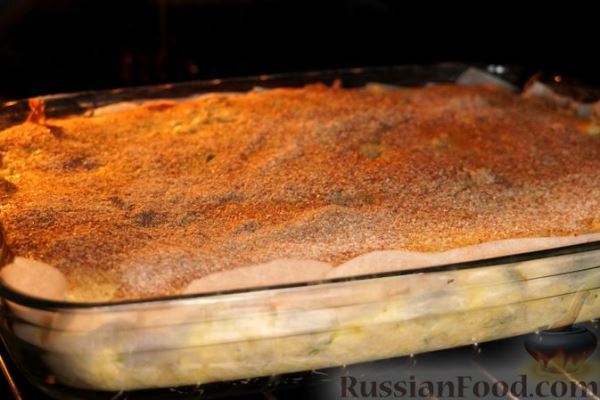 Заливной пирог с отварными яйцами, рыбой, рисом и зелёным луком