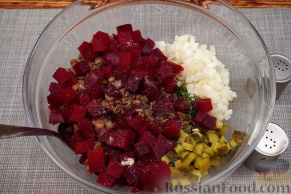 Салат со свёклой, чечевицей и маринованными огурцами