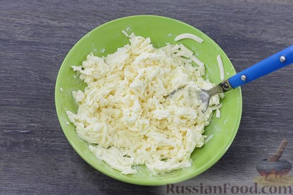 Слоёный салат с крабовыми палочками, овощами и сухариками