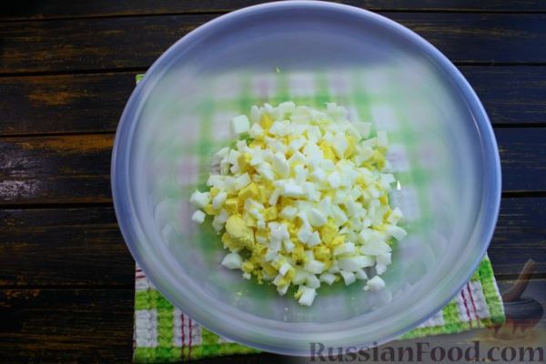 Салат с фасолью, кукурузой, сыром и сухариками