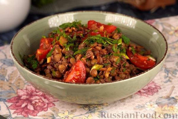 Салат с чечевицей, помидорами и жареным луком