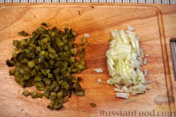 Слоёный салат с шампиньонами, маринованными огурцами и сыром