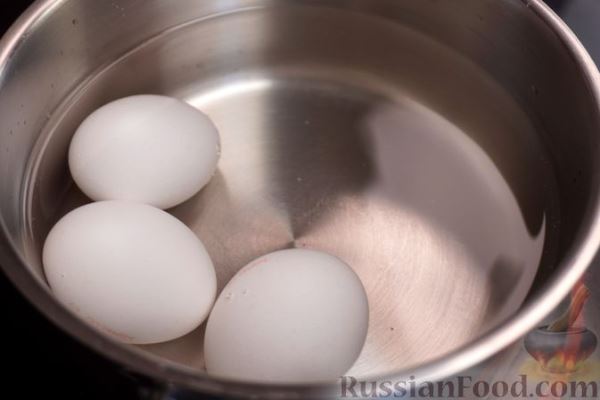 Салат-закуска с сельдью, сыром и яйцами