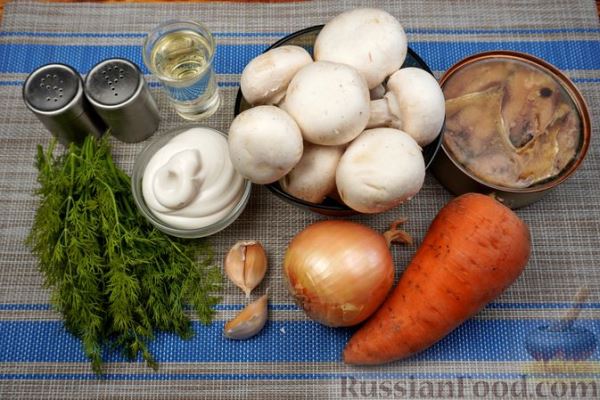 Салат с рыбными консервами, шампиньонами и морковью