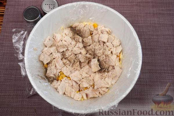 Салат-торт с курицей, овощами, грибами и ананасами