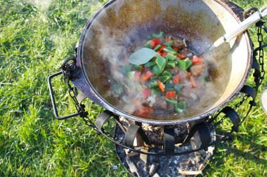 Мясо свинины в казане на костре