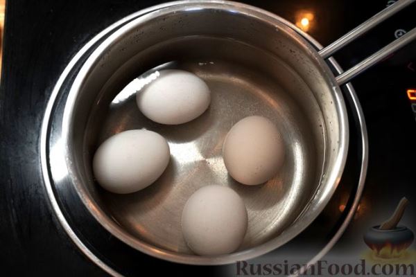 Слоёный салат с шампиньонами, маринованными огурцами и сыром