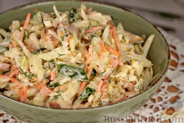 Салат с копчёной курицей, пекинской капустой, морковью и огурцом