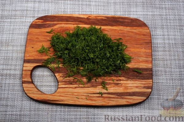 Салат с курицей, овощами и маринованным имбирём