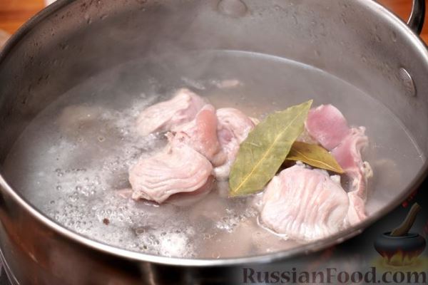 Салат из куриных желудков с зелёным горошком и солёными огурцами