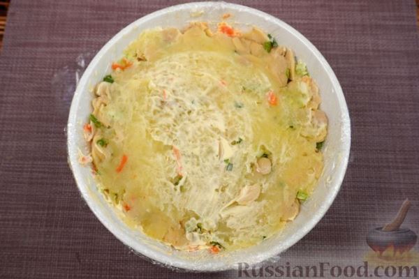 Салат-торт с курицей, овощами, грибами и ананасами