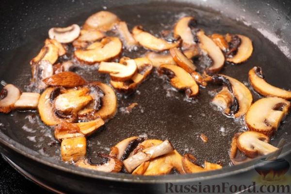 Салат с куриной печенью, грибами и маринованными огурцами