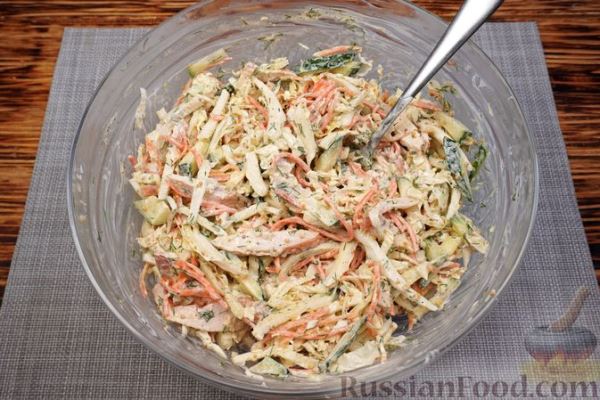 Салат с копчёной курицей, пекинской капустой, морковью и огурцом