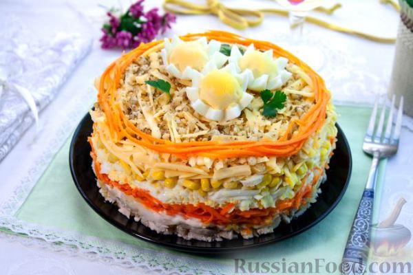 Слоёный салат с курицей, кукурузой, морковью по-корейски и сыром