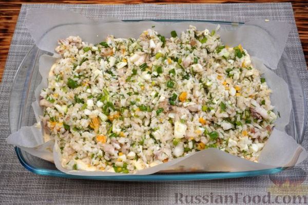 Заливной пирог с отварными яйцами, рыбой, рисом и зелёным луком