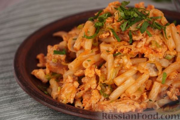 Макароны с фаршем, грибами и капустой