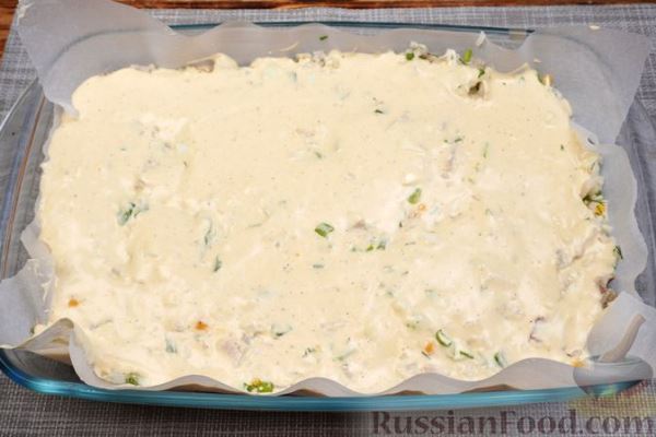 Заливной пирог с отварными яйцами, рыбой, рисом и зелёным луком