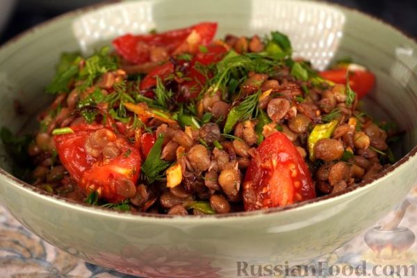 Салат с чечевицей, помидорами и жареным луком