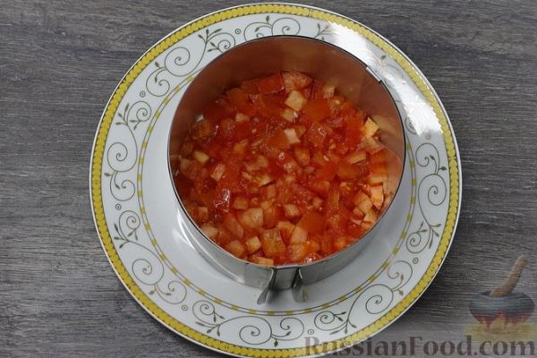 Слоёный салат с крабовыми палочками, овощами и сухариками