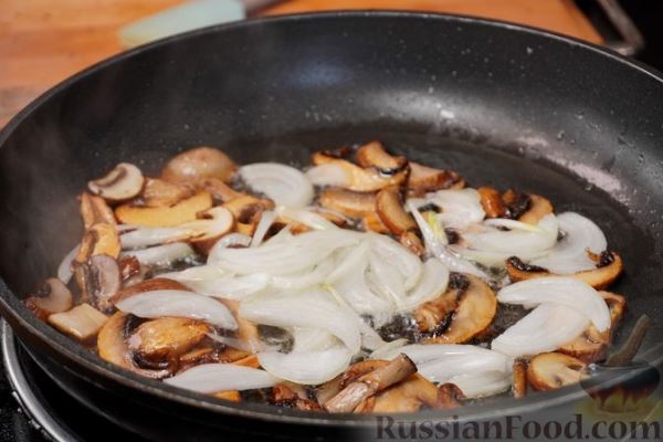 Салат с куриной печенью, грибами и маринованными огурцами