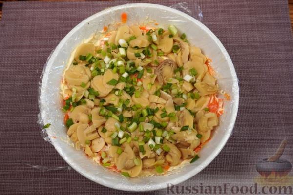 Салат-торт с курицей, овощами, грибами и ананасами