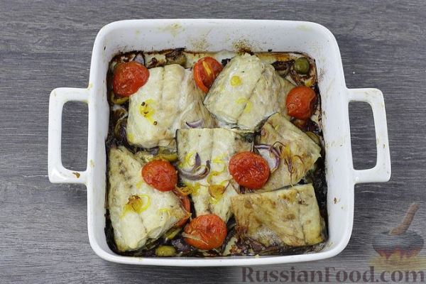 Скумбрия, запеченная с помидорами и оливками