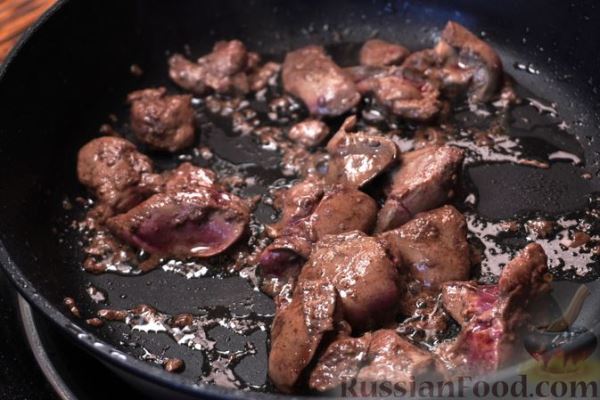 Свинина, запечённая с куриной печенью, сметаной и сыром