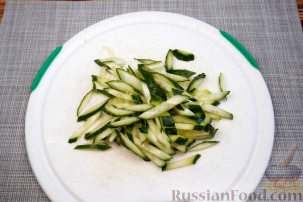 Салат с копчёной курицей, пекинской капустой, морковью и огурцом