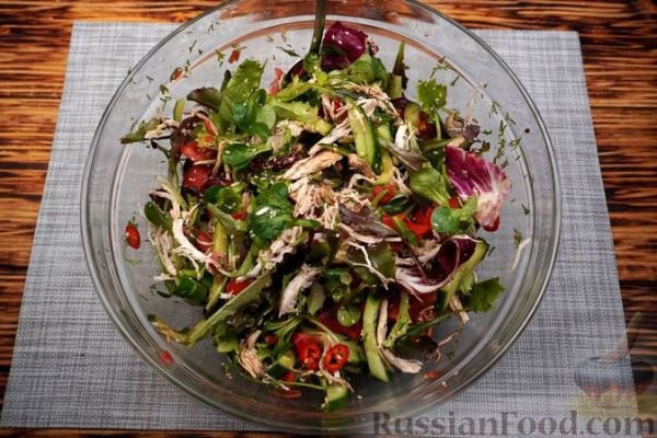 Салат с курицей, овощами и маринованным имбирём