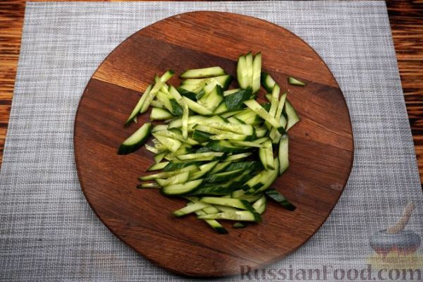 Салат с курицей, овощами и маринованным имбирём