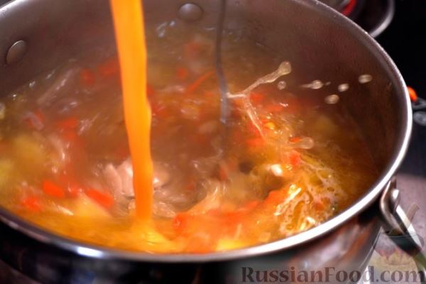 Куриный суп с яичной паутинкой