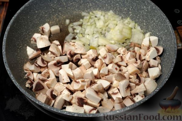 Слоёный салат с шампиньонами, маринованными огурцами и сыром