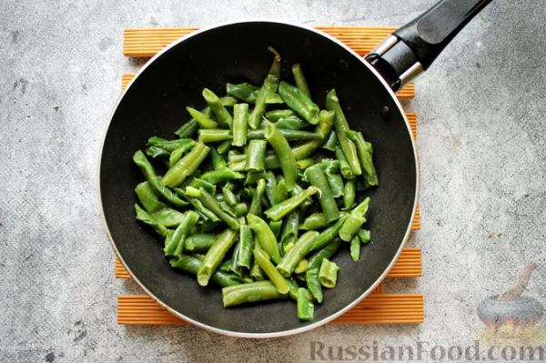 Салат с жареными шампиньонами, стручковой фасолью и перцем