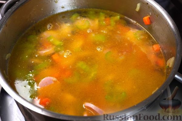 Фасолевый суп со шпинатом и сосисками