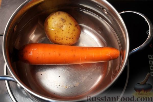 Салат-торт с курицей, овощами, грибами и ананасами