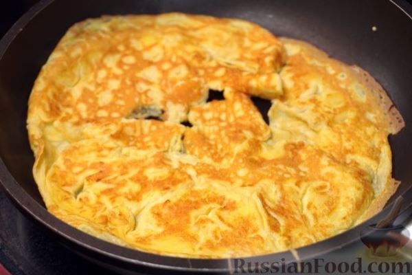 Салат с крабовыми палочками, огурцами и яичными блинчиками