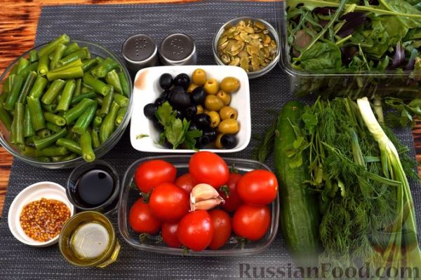 Салат со стручковой фасолью, овощами и семечками