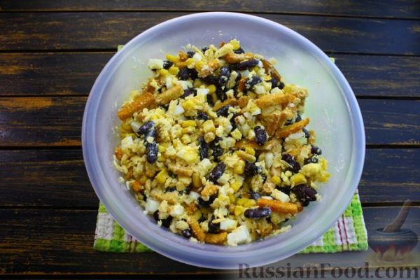 Салат с фасолью, кукурузой, сыром и сухариками