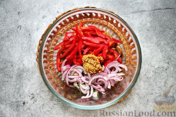 Салат с жареными шампиньонами, стручковой фасолью и перцем