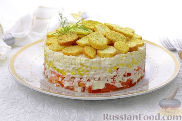 Слоёный салат с крабовыми палочками, овощами и сухариками