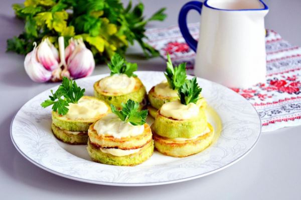 Кабачки жареные на сковороде с чесноком и майонезом