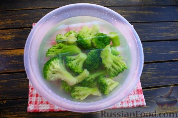 Салат из брокколи с огурцами, яйцами и сырно-ореховой заправкой