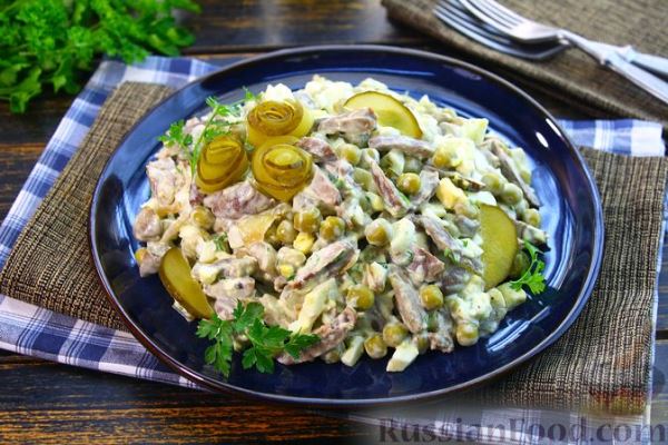 Салат с сердечками, огурцами, грибами и горошком