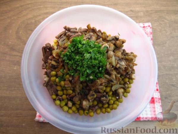 Салат с сердечками, огурцами, грибами и горошком