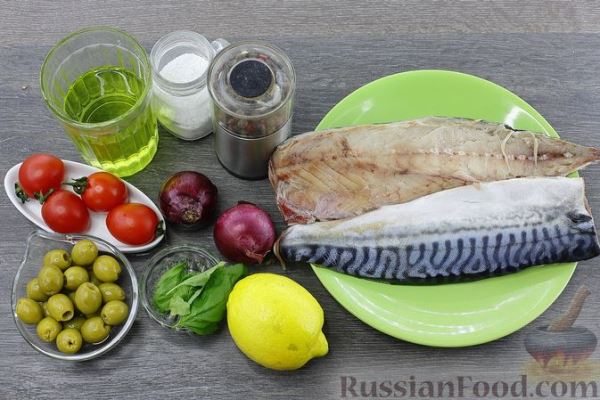 Скумбрия, запеченная с помидорами и оливками