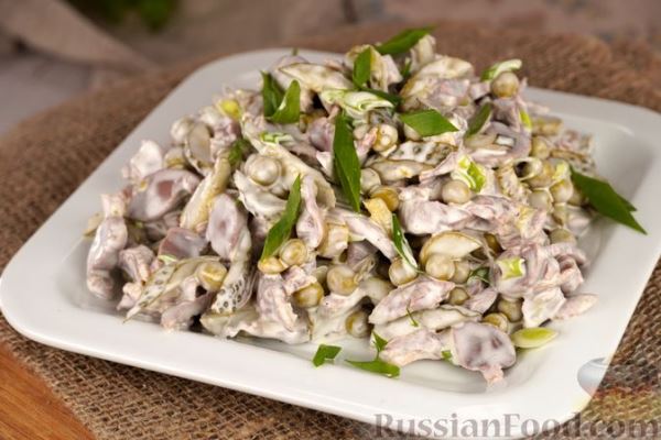 Салат из куриных желудков с зелёным горошком и солёными огурцами