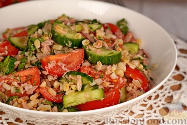 Салат с тунцом, булгуром и овощами