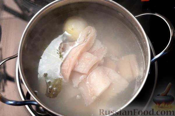 Заливной пирог с отварными яйцами, рыбой, рисом и зелёным луком